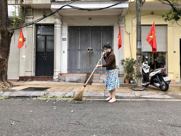 Cuộc sống trở lại bình thường ở Trúc Bạch sau 14 ngày cách ly: Người chăm chỉ quét dọn, người đạp xe, câu cá - Ảnh 9.