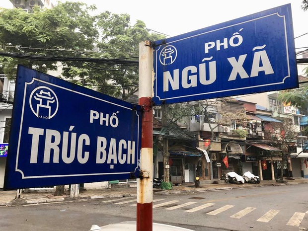 Cuộc sống trở lại bình thường ở Trúc Bạch sau 14 ngày cách ly: Người chăm chỉ quét dọn, người đạp xe, câu cá - Ảnh 1.