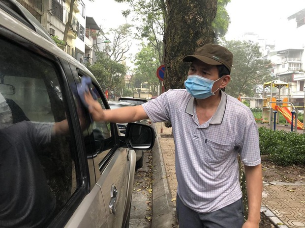 Cuộc sống trở lại bình thường ở Trúc Bạch sau 14 ngày cách ly: Người chăm chỉ quét dọn, người đạp xe, câu cá - Ảnh 11.