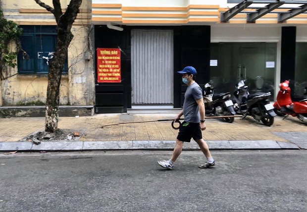 Cuộc sống trở lại bình thường ở Trúc Bạch sau 14 ngày cách ly: Người chăm chỉ quét dọn, người đạp xe, câu cá - Ảnh 7.