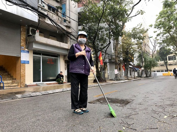 Cuộc sống trở lại bình thường ở Trúc Bạch sau 14 ngày cách ly: Người chăm chỉ quét dọn, người đạp xe, câu cá - Ảnh 8.