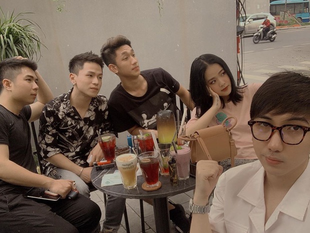 Sau khi Quang Hải và Nhật Lê quay lại, cô chủ tiệm nail cũng ngay lập tức thân thiết với một cầu thủ khác - Ảnh 3.