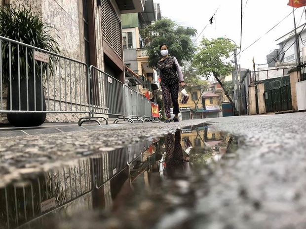 Cuộc sống trở lại bình thường ở Trúc Bạch sau 14 ngày cách ly: Người chăm chỉ quét dọn, người đạp xe, câu cá - Ảnh 4.