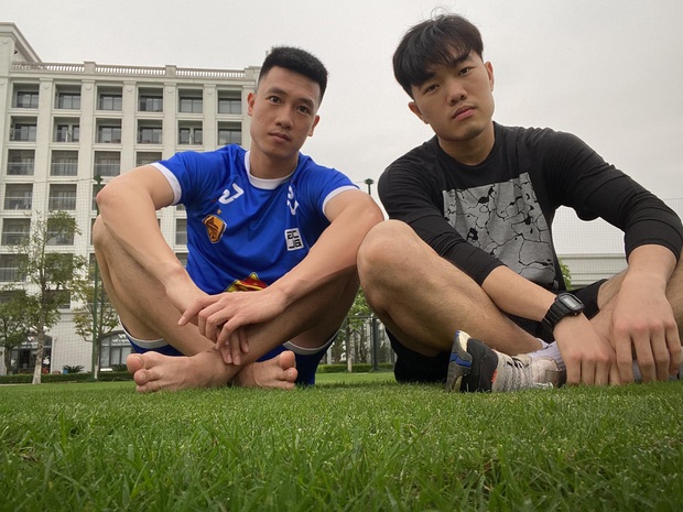 Đình Trọng gây chú ý khi đến hút dịch đầu gối tại bệnh viện 108 - Ảnh 3.