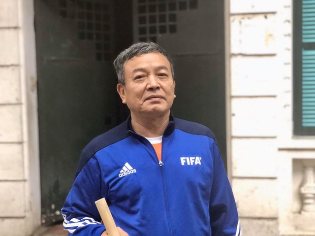 Cuộc sống trở lại bình thường ở Trúc Bạch sau 14 ngày cách ly: Người chăm chỉ quét dọn, người đạp xe, câu cá - Ảnh 6.