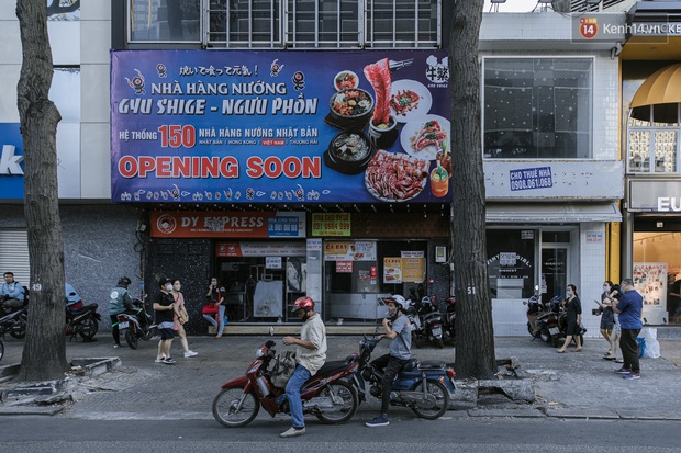 Những con đường sầm uất bậc nhất Sài Gòn nay còn đâu: Hàng loạt quán xá treo biển đóng cửa, hưởng ứng lời kêu gọi chống dịch Covid-19 - Ảnh 25.
