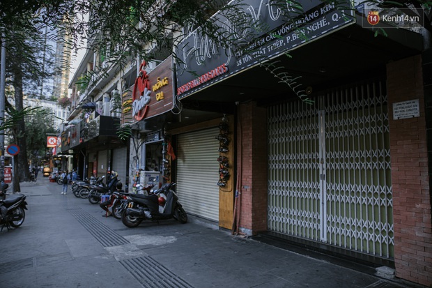 Những con đường sầm uất bậc nhất Sài Gòn nay còn đâu: Hàng loạt quán xá treo biển đóng cửa, hưởng ứng lời kêu gọi chống dịch Covid-19 - Ảnh 26.