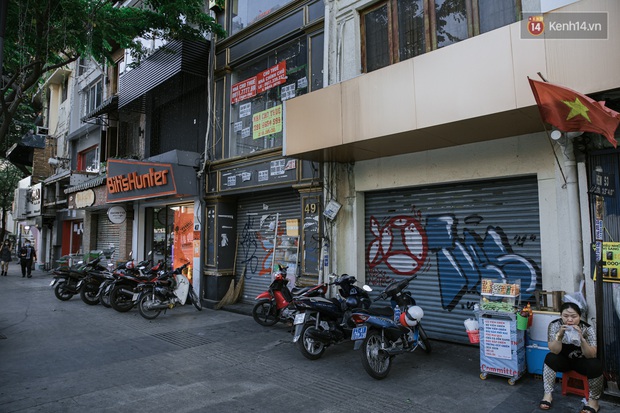 Những con đường sầm uất bậc nhất Sài Gòn nay còn đâu: Hàng loạt quán xá treo biển đóng cửa, hưởng ứng lời kêu gọi chống dịch Covid-19 - Ảnh 10.