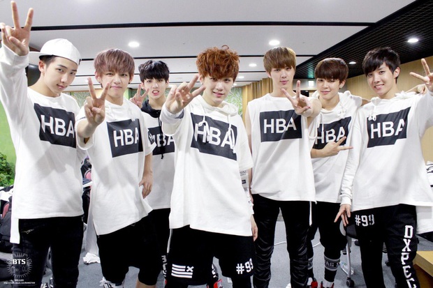 Gặp nhau trên sân khấu khi BTS là tân binh, G-Dragon chỉ hỏi về dòng chữ trên áo mà làm SUGA “cứng họng”, fan nghe xong ai nấy đều xót xa - Ảnh 6. Gặp nhau trên sân khấu khi BTS là tân binh, G-Dragon chỉ hỏi về dòng chữ trên áo mà làm SUGA “cứng họng”, fan nghe xong ai nấy đều xót xa - Ảnh 6.
