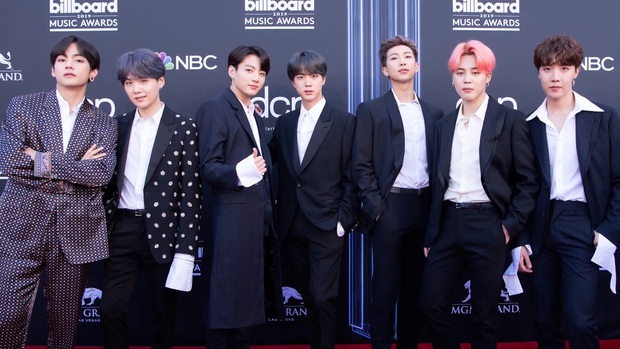 Gặp nhau trên sân khấu khi BTS là tân binh, G-Dragon chỉ hỏi về dòng chữ trên áo mà làm SUGA “cứng họng”, fan nghe xong ai nấy đều xót xa - Ảnh 8. Gặp nhau trên sân khấu khi BTS là tân binh, G-Dragon chỉ hỏi về dòng chữ trên áo mà làm SUGA “cứng họng”, fan nghe xong ai nấy đều xót xa - Ảnh 8.