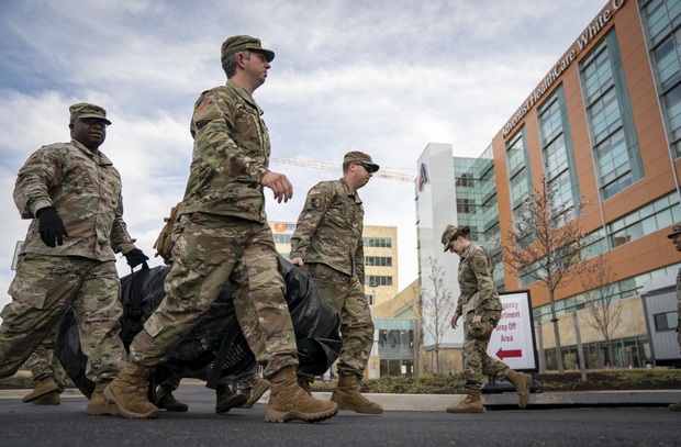 Quân đội Mỹ chạy đua với thời gian để biến các tòa nhà, khách sạn bỏ trống thành 10.000 phòng bệnh chữa trị bệnh nhân Covid-19 - Ảnh 2.