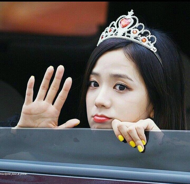Jisoo rất chăm làm mấy kiểu nail nhí nhảnh dễ thương vô đối, càng nhìn càng thấy cưng xỉu - Ảnh 9. Jisoo rất chăm làm mấy kiểu nail nhí nhảnh dễ thương vô đối, càng nhìn càng thấy cưng xỉu - Ảnh 9.