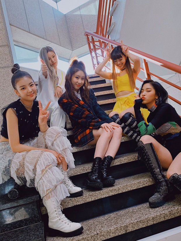 ITZY diễn đạt cúp nhưng netizen vẫn không ngấm nổi outfit: Lên MV đứng riêng thì ổn, đi diễn bị stylist cắt xẻ tơi bời trông thực sự rẻ tiền - Ảnh 2.