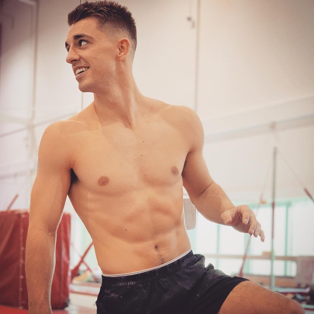 Trai đẹp từng vô địch Olympic trổ tài tập thể dục dụng cụ trên ghế sofa đầy đẳng cấp trong mùa dịch Covid-19 - Ảnh 6.