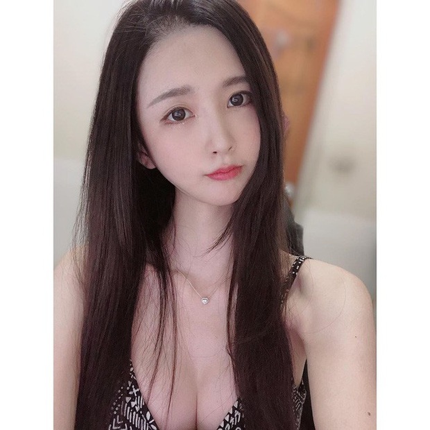 Đẹp như thần tiên tỷ tỷ, cô nàng streamer cứ lên sóng chơi game, thay đồ là thu hút cả nghìn người xem - Ảnh 4.