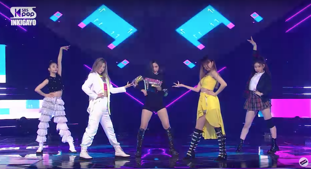 ITZY diễn đạt cúp nhưng netizen vẫn không ngấm nổi outfit: Lên MV đứng riêng thì ổn, đi diễn bị stylist cắt xẻ tơi bời trông thực sự rẻ tiền - Ảnh 3.