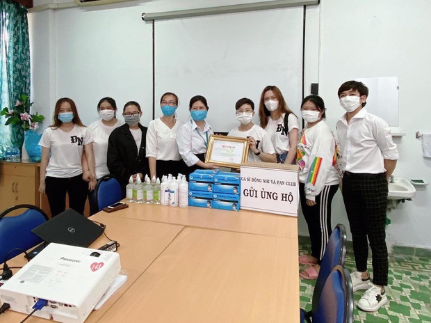 Vợ chồng Đông Nhi - Ông Cao Thắng và fanclub khủng trao tặng 35.000 khẩu trang, loạt vật dụng y tế phòng dịch Covid-19 - Ảnh 3.