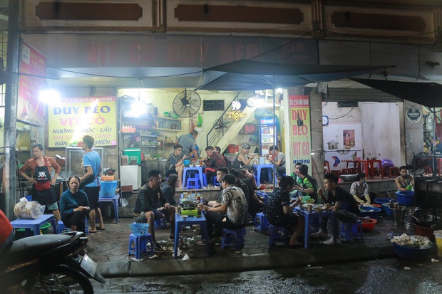 Ảnh: Hà Nội vẫn xuất hiện tình trạng tụ tập ăn nhậu, trà chanh chém gió giữa thời điểm dịch Covid-19 diễn biến phức tạp - Ảnh 2.