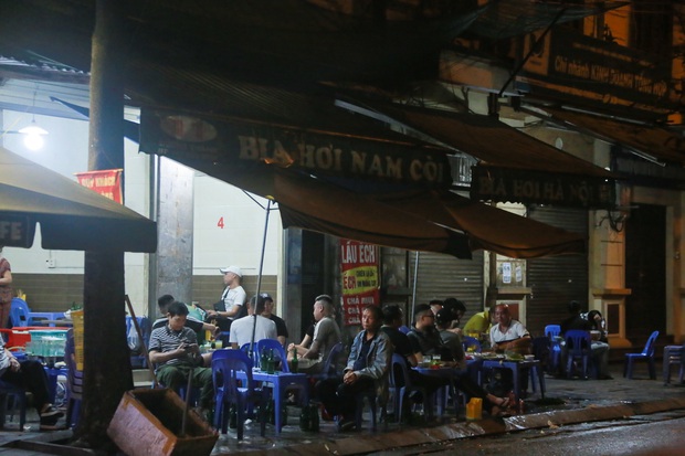 Ảnh: Hà Nội vẫn xuất hiện tình trạng tụ tập ăn nhậu, trà chanh chém gió giữa thời điểm dịch Covid-19 diễn biến phức tạp - Ảnh 4.