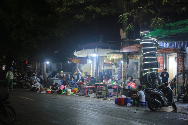 Ảnh: Hà Nội vẫn xuất hiện tình trạng tụ tập ăn nhậu, trà chanh chém gió giữa thời điểm dịch Covid-19 diễn biến phức tạp - Ảnh 5.