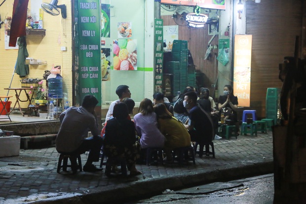 Ảnh: Hà Nội vẫn xuất hiện tình trạng tụ tập ăn nhậu, trà chanh chém gió giữa thời điểm dịch Covid-19 diễn biến phức tạp - Ảnh 6.