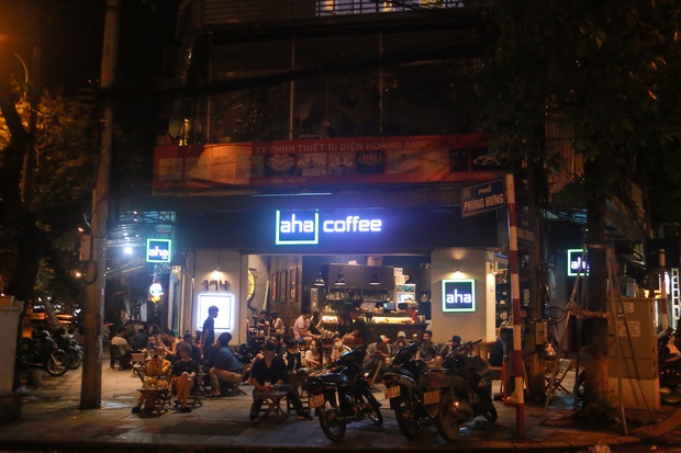 Ảnh: Hà Nội vẫn xuất hiện tình trạng tụ tập ăn nhậu, trà chanh chém gió giữa thời điểm dịch Covid-19 diễn biến phức tạp - Ảnh 7.