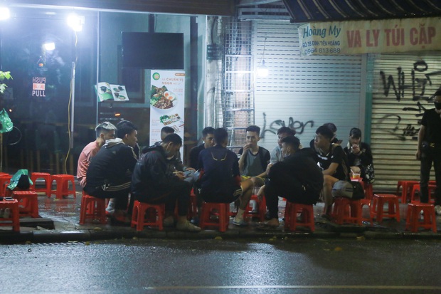 Ảnh: Hà Nội vẫn xuất hiện tình trạng tụ tập ăn nhậu, trà chanh chém gió giữa thời điểm dịch Covid-19 diễn biến phức tạp - Ảnh 8.