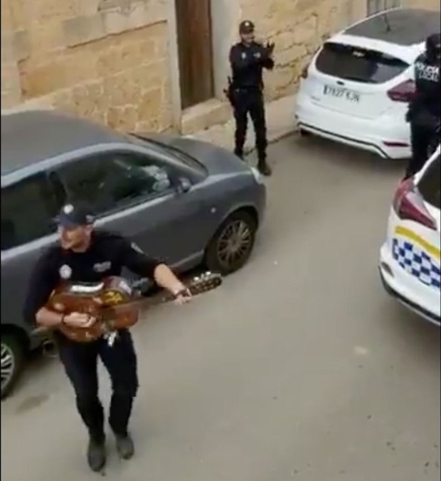 Khoảnh khắc hạnh phúc giữa lúc buồn chán: Anh cảnh sát chơi guitar hát cho cả phố nghe, xua đi bầu không khí u ám vì Covid-19 - Ảnh 3.
