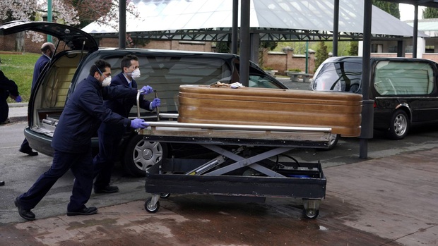 Thảm cảnh ở Tây Ban Nha: Gần 2.700 người tử vong vì nhiễm Covid-19, sân trượt băng biến thành nhà xác do có quá nhiều thi thể - Ảnh 3.