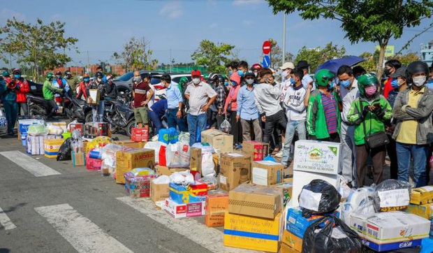 Cũng trong khu cách ly, Võ Hoàng Yến nói gì trước cảnh người người xếp hàng đông như chợ phiên đi tiếp tế? - Ảnh 2.