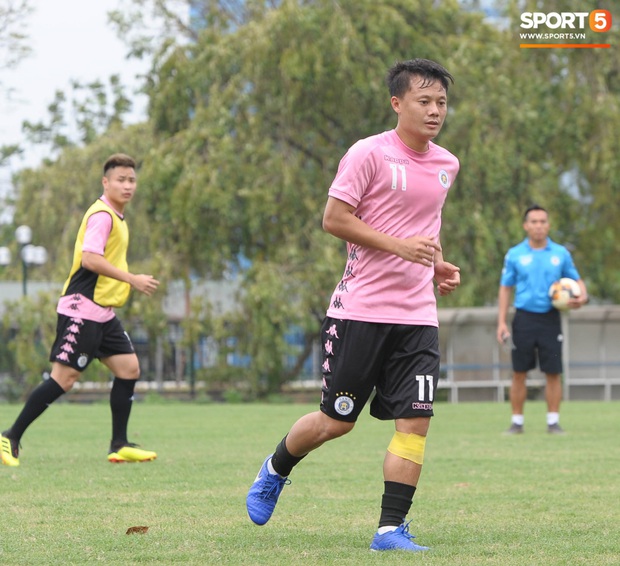 Thành Chung bịt kín mặt, hóa trọng tài biên bất đắc dĩ trong buổi tập chiều 25/3 của Hà Nội FC - Ảnh 8.