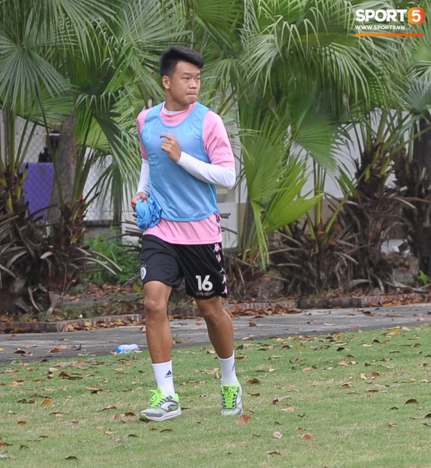 Thành Chung bịt kín mặt, hóa trọng tài biên bất đắc dĩ trong buổi tập chiều 25/3 của Hà Nội FC - Ảnh 2.