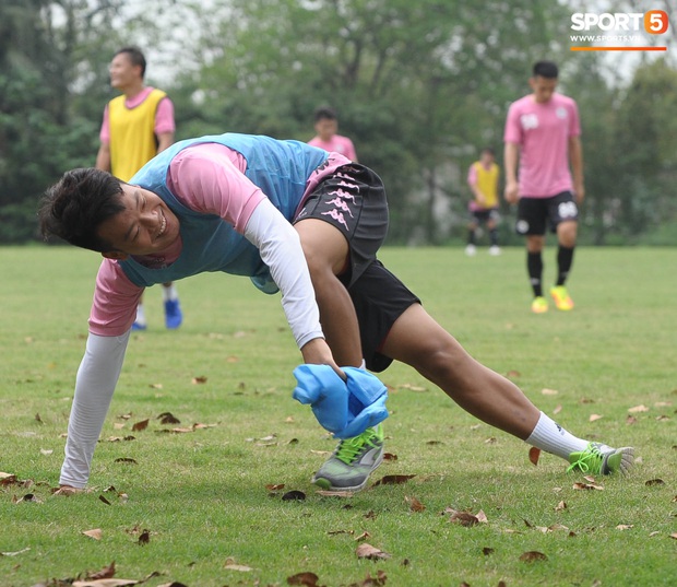 Thành Chung bịt kín mặt, hóa trọng tài biên bất đắc dĩ trong buổi tập chiều 25/3 của Hà Nội FC - Ảnh 6.