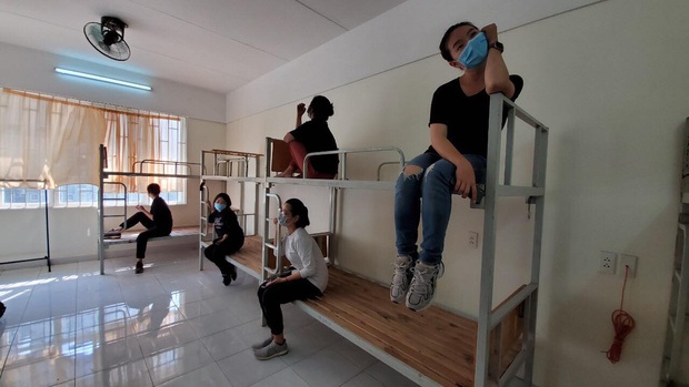 Chuyện về những người trẻ thầm lặng dọn sạch hàng nghìn căn phòng ngập bụi cho du học sinh về cách ly tại KTX ĐHQG - Ảnh 1.