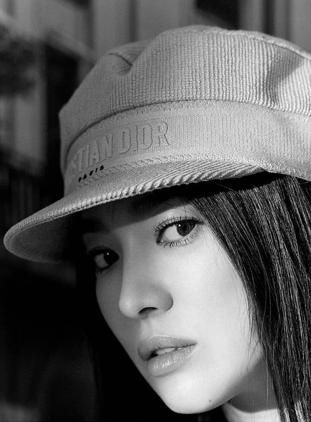 Song Hye Kyo hiếm lắm mới hở bạo, xẻ ngực sâu hoắm khoe vòng 1 lấp ló hậu ly hôn - Ảnh 6.