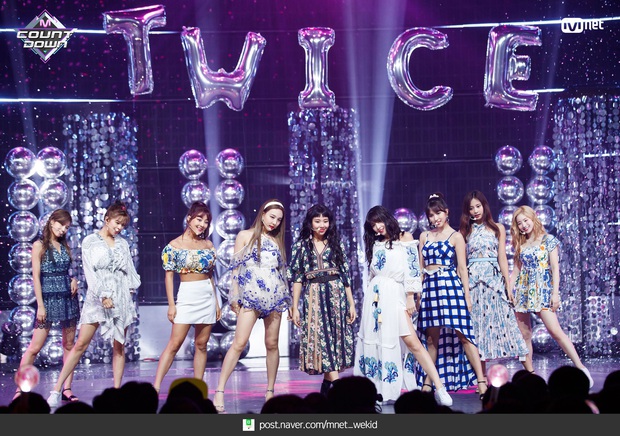 Điểm danh 17 outfit biểu diễn của hội idol bị netizen Hàn ghét cay ghét đắng, đến Black Pink cũng dính chưởng - Ảnh 4.