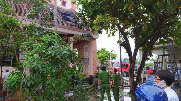 Đang sửa chữa, nhà thờ Cồn Dầu ở Đà Nẵng bất ngờ bốc cháy - Ảnh 3. Đang sửa chữa, nhà thờ Cồn Dầu ở Đà Nẵng bất ngờ bốc cháy - Ảnh 3.