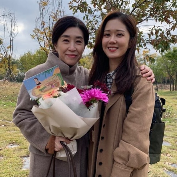 Mẹ 2 con Kim Tae Hee đẹp mỹ miều ở hậu trường, nhưng netizen lại không thể rời mắt khỏi diễn viên U60 The Heirs - Ảnh 8.