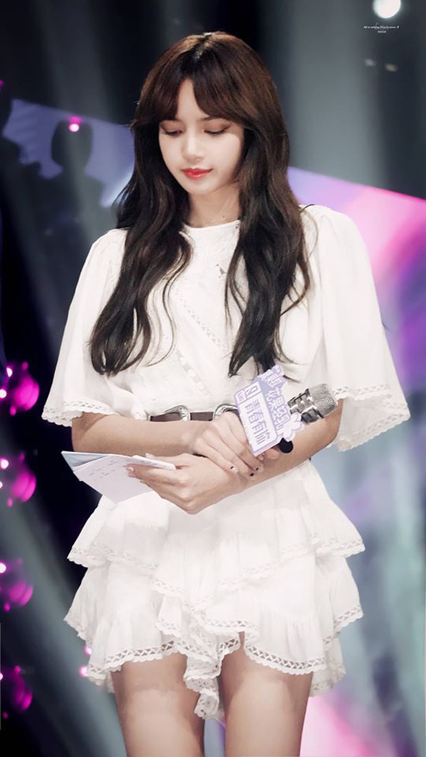 Lisa gây bão mạng xã hội 2 ngày liên tục: Đi chấm thi mà hot thế này thì ai làm lại? - Ảnh 3. Lisa gây bão mạng xã hội 2 ngày liên tục: Đi chấm thi mà hot thế này thì ai làm lại? - Ảnh 3.