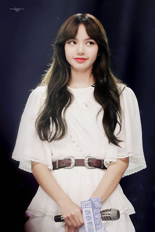 Lisa gây bão mạng xã hội 2 ngày liên tục: Đi chấm thi mà hot thế này thì ai làm lại? - Ảnh 2. Lisa gây bão mạng xã hội 2 ngày liên tục: Đi chấm thi mà hot thế này thì ai làm lại? - Ảnh 2.