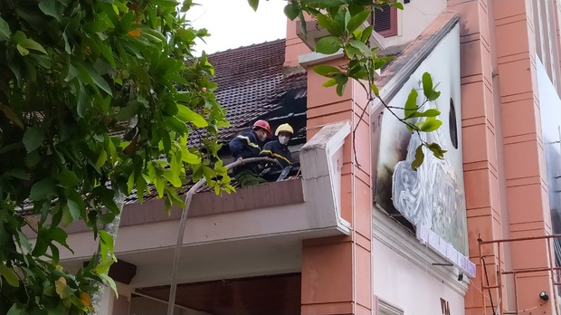 Đang sửa chữa, nhà thờ Cồn Dầu ở Đà Nẵng bất ngờ bốc cháy - Ảnh 5. Đang sửa chữa, nhà thờ Cồn Dầu ở Đà Nẵng bất ngờ bốc cháy - Ảnh 5.