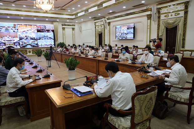 TP.HCM: Giảm thu nhập tăng thêm của cán bộ, công chức để hỗ trợ người lao động 1 triệu đồng/tháng - Ảnh 1. TP.HCM: Giảm thu nhập tăng thêm của cán bộ, công chức để hỗ trợ người lao động 1 triệu đồng/tháng - Ảnh 1.