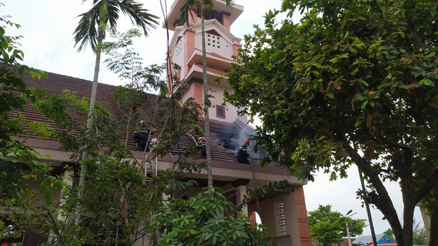 Đang sửa chữa, nhà thờ Cồn Dầu ở Đà Nẵng bất ngờ bốc cháy - Ảnh 6. Đang sửa chữa, nhà thờ Cồn Dầu ở Đà Nẵng bất ngờ bốc cháy - Ảnh 6.