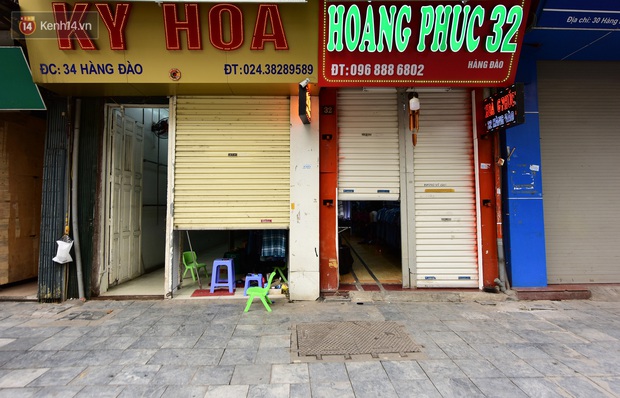 Khung cảnh khác lạ của Hà Nội thời dịch Covid-19: Những cánh cửa im phăng phắc, người dân trùm kín tập thể dục bên hồ Gươm - Ảnh 2. Khung cảnh khác lạ của Hà Nội thời dịch Covid-19: Những cánh cửa im phăng phắc, người dân trùm kín tập thể dục bên hồ Gươm - Ảnh 2.