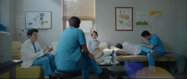Hospital Playlist tập 3 hết tấu hài lại rút cạn nước mắt nhờ Jo Jung Suk, trở thành phim đài tvN đáng xem nhất lúc này! - Ảnh 3.