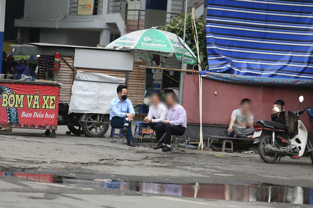 Hà Nội đóng cửa quán cà phê, hàng trà đá vỉa hè vẫn đông đúc người chém gió, đánh cờ - Ảnh 8.