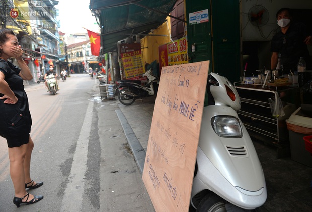 Khung cảnh khác lạ của Hà Nội thời dịch Covid-19: Những cánh cửa im phăng phắc, người dân trùm kín tập thể dục bên hồ Gươm - Ảnh 5. Khung cảnh khác lạ của Hà Nội thời dịch Covid-19: Những cánh cửa im phăng phắc, người dân trùm kín tập thể dục bên hồ Gươm - Ảnh 5.