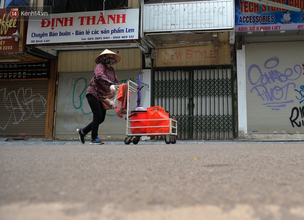 Khung cảnh khác lạ của Hà Nội thời dịch Covid-19: Những cánh cửa im phăng phắc, người dân trùm kín tập thể dục bên hồ Gươm - Ảnh 6. Khung cảnh khác lạ của Hà Nội thời dịch Covid-19: Những cánh cửa im phăng phắc, người dân trùm kín tập thể dục bên hồ Gươm - Ảnh 6.