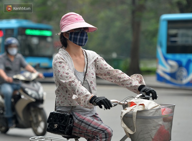 Khung cảnh khác lạ của Hà Nội thời dịch Covid-19: Những cánh cửa im phăng phắc, người dân trùm kín tập thể dục bên hồ Gươm - Ảnh 11. Khung cảnh khác lạ của Hà Nội thời dịch Covid-19: Những cánh cửa im phăng phắc, người dân trùm kín tập thể dục bên hồ Gươm - Ảnh 11.