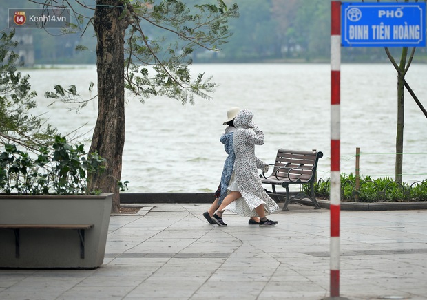 Khung cảnh khác lạ của Hà Nội thời dịch Covid-19: Những cánh cửa im phăng phắc, người dân trùm kín tập thể dục bên hồ Gươm - Ảnh 8. Khung cảnh khác lạ của Hà Nội thời dịch Covid-19: Những cánh cửa im phăng phắc, người dân trùm kín tập thể dục bên hồ Gươm - Ảnh 8.